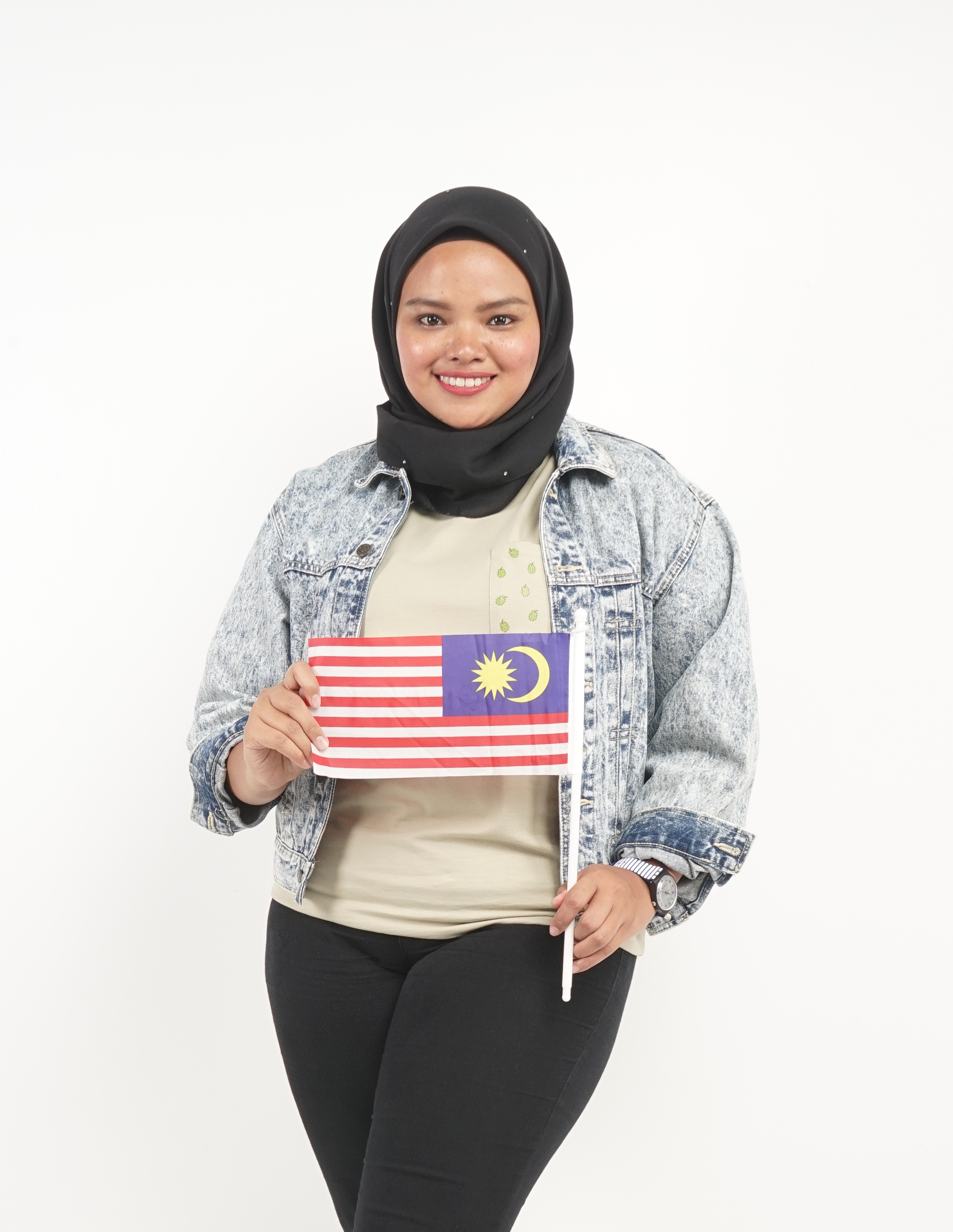 Azwa memakai T-shirt bersaiz XL.