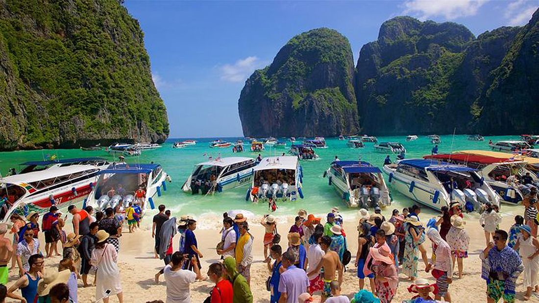 People mountain, people sea.