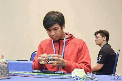 Tak semua orang mampu selesaikan cube rubik.
