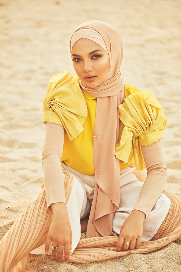 Sesuai dipadankan dengan busana tradisional mahupun moden.