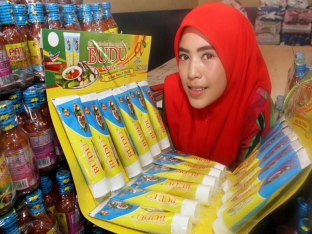 Selain botol, budu juga boleh didapati dalam bentuk tiub.