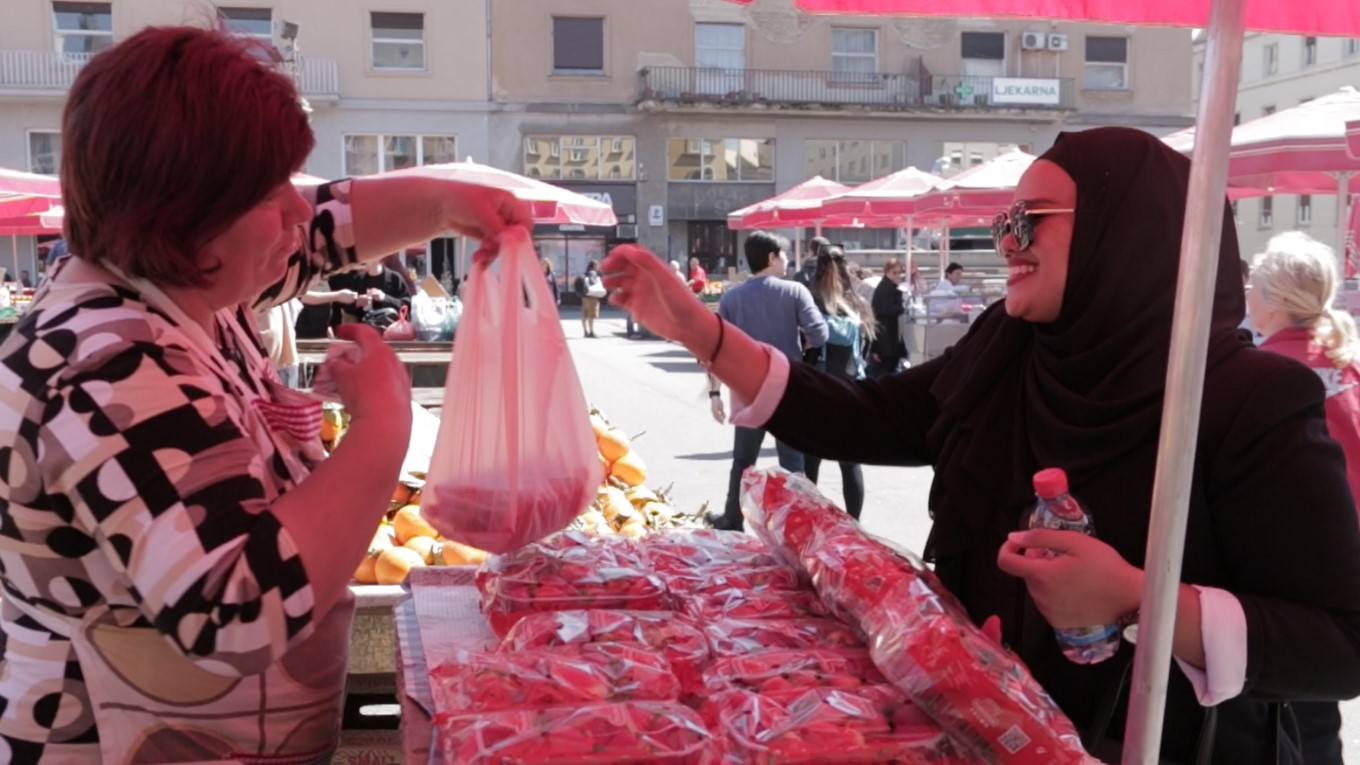 Urusan jual beli menggunakan matawang Kuna.