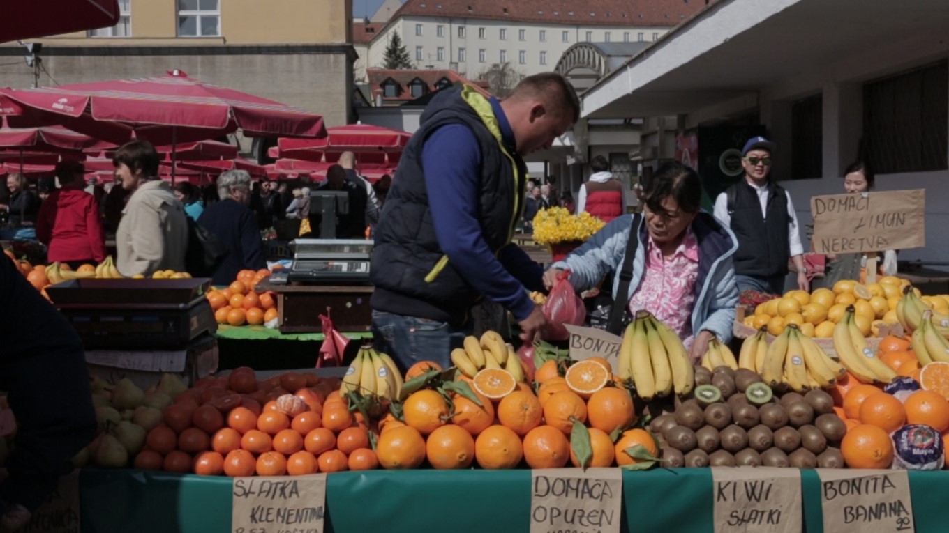 Pasar pagi di tengah bandar Zagreb.