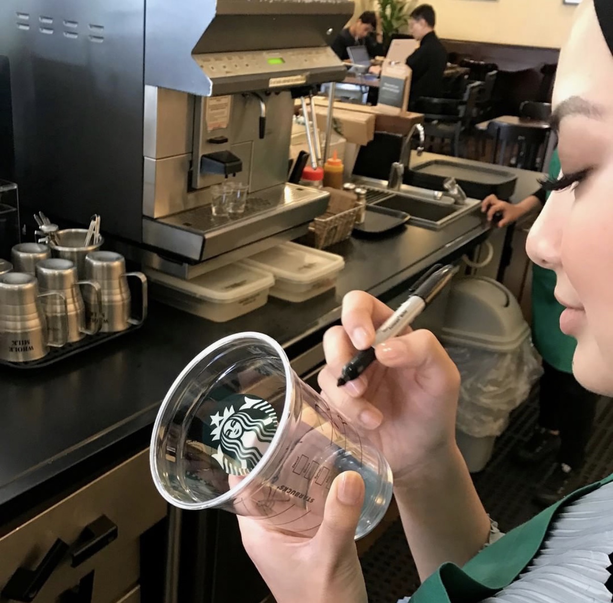 Neelofa jadi barista Starbucks.