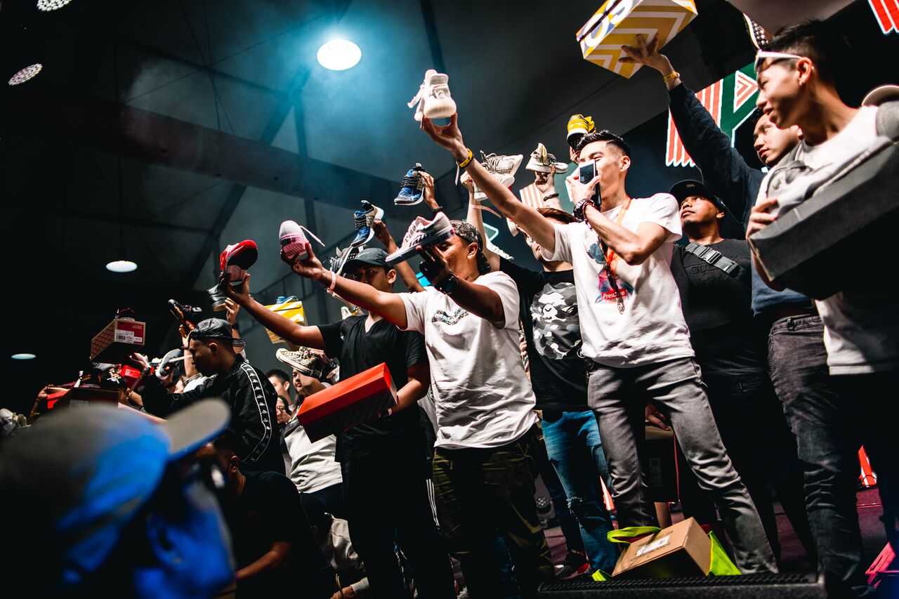 Kaki sneaker wajib datang.