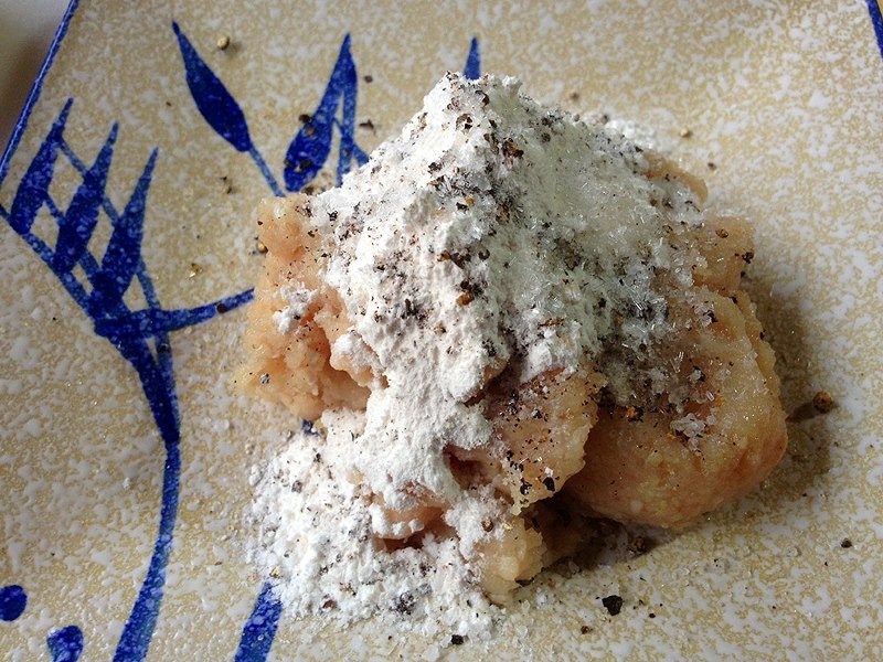 Gaulkan bahan-bahan untuk bebola ikan.