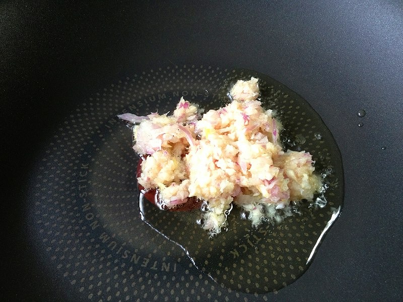 Tumis bahan yang ditumbuk.