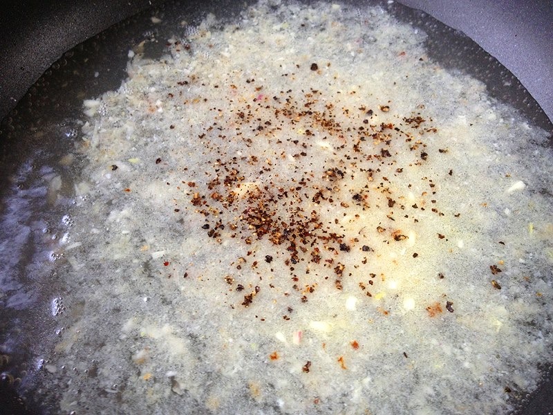 Air, garam dan lada hitam.
