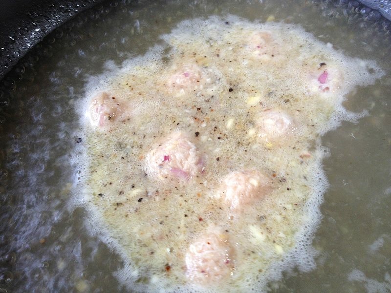 Masukkan bebola ikan, tunggu ia timbul.