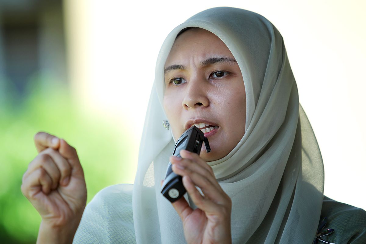Anak kepada Timbalan Perdana Menteri dan bekas Timbalan Perdana Menteri.