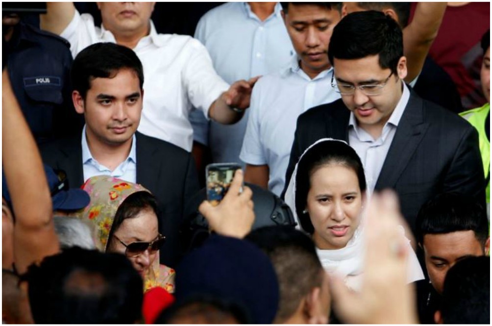 BeritaHarian.sg Rosmah dan anak-anak hadir ke mahkamah.