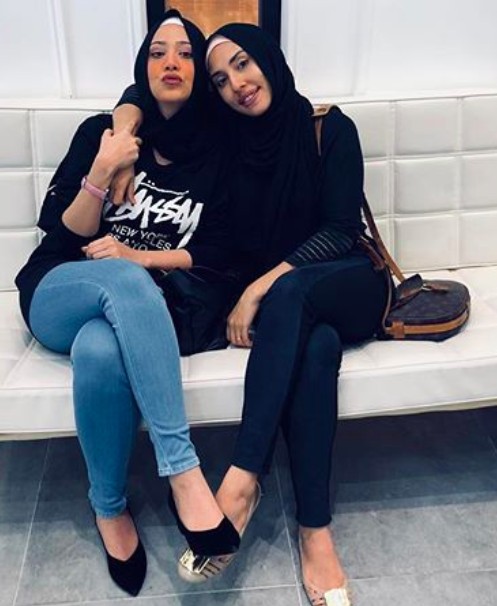 Sahabat baik...Fatiya Latif turut menjadi model untuk produk Love Spray Zarina Anjoulie