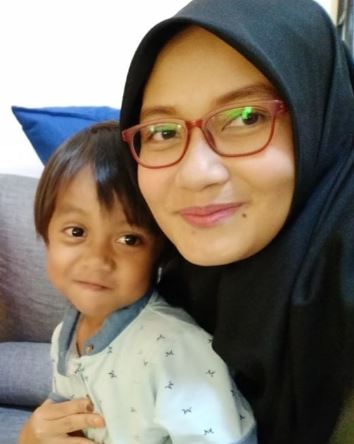 Sheila bersama Akid yang nyaris menjadi mangsa gadget