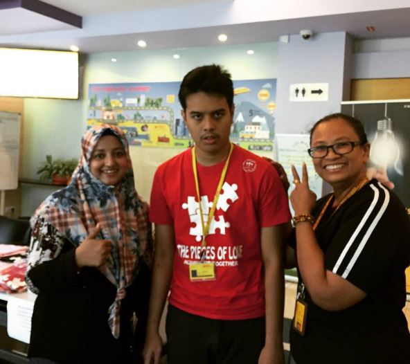 Facebook @austisme cafe project Luqman (tengah)...Salah seorang remaja autisme yang berjaya membuktikan keupayaannya bersama Autisme Cafe Project