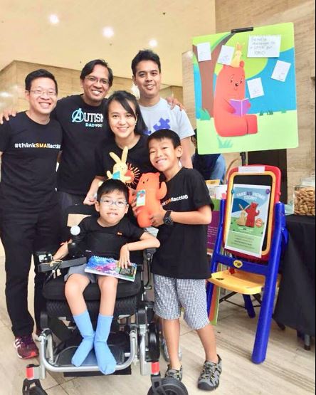 Facebook @austisme cafe project Keluarga! Adli bersama Luqman dan dua lagi anak autisme Branden dan Jayden ketika Maybank Charity Bazaar