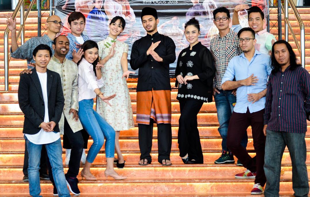 Paling kiri: Naque Ariffin (pengarah Tanah Akhirku) bersama barisan pelakon