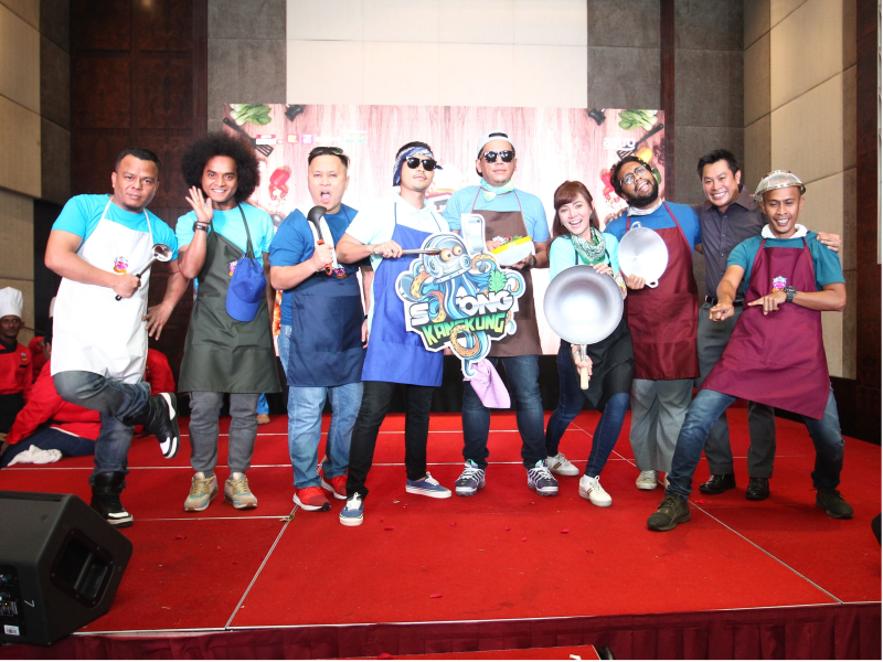 Tauke bersama ahli kumpulan Sotong Kangkung sebelum Modee (tujuh dari kiri) disingkirkan