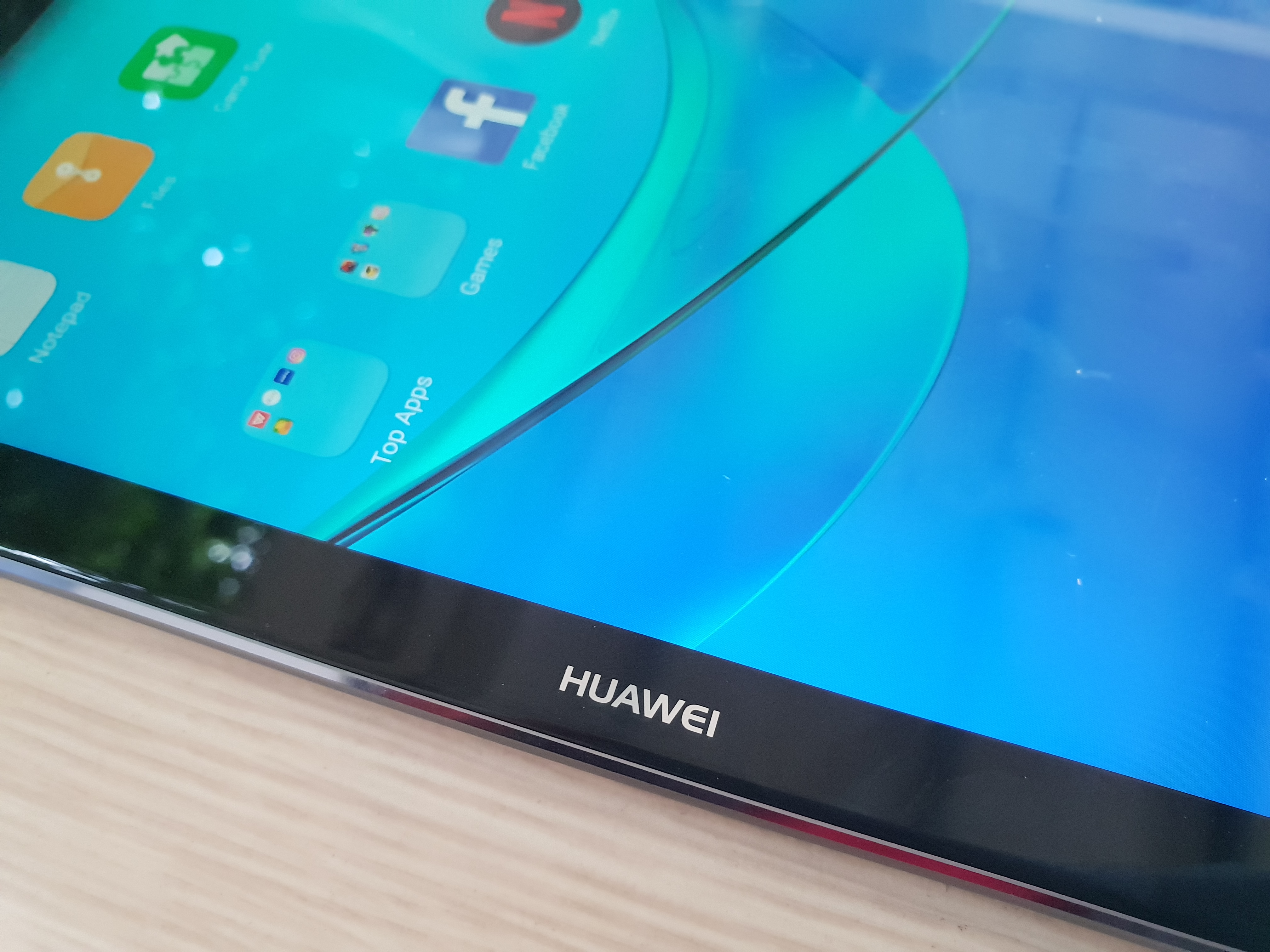 Skrin memain peranan penting supaya tablet tidak nampak terlalu murah.