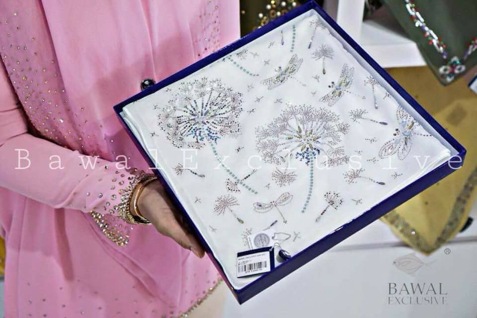 LIhatlah perincian tudung ini.