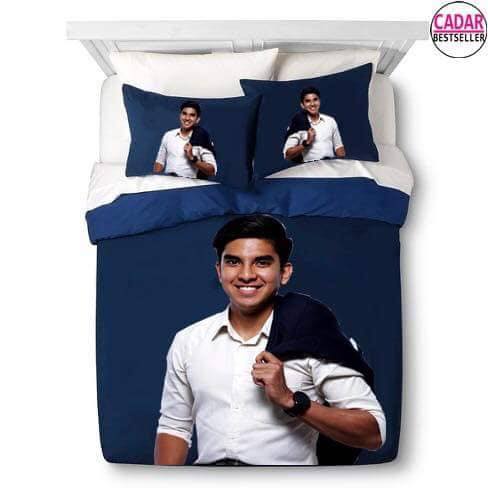 Nyenyak tidur anda, kiri kanan ada YB.