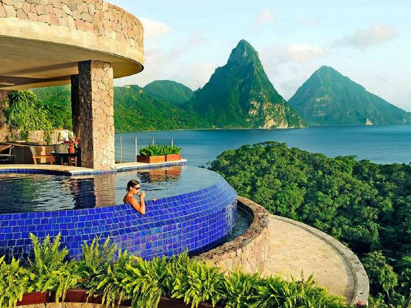 Mandi pool sambil nikmati pemandangan gunung ganang!