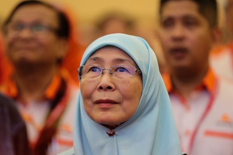 Wan Azizah continues to set an example for other Malaysian politicians in the future.