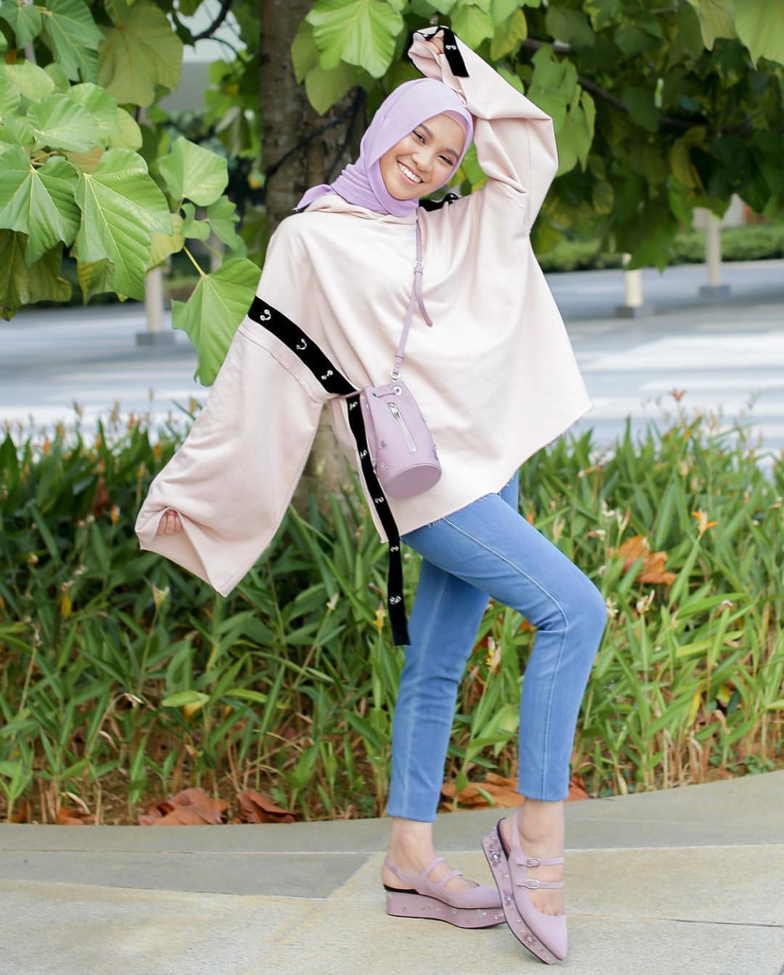 Bawa watak pembantu.