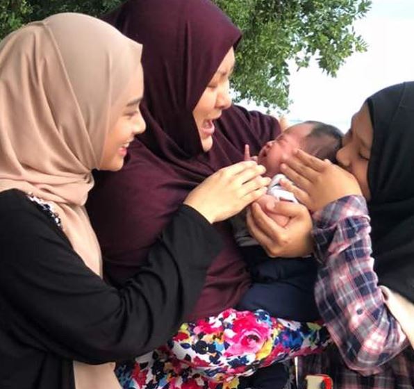 Instagram @abby_abadi112 Daiyan bersama kakak-kakaknya, Marissa Dania Hakim, 11, dan Maria Danisha Hakim, 8.