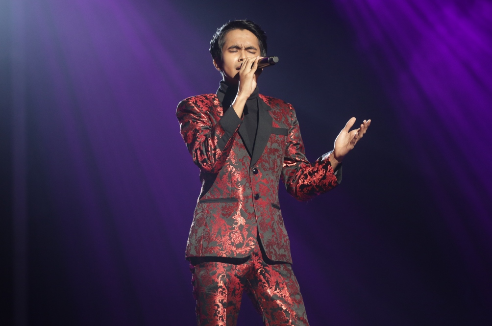 Bahran menyampaikan lagu Kata Akhirmu.