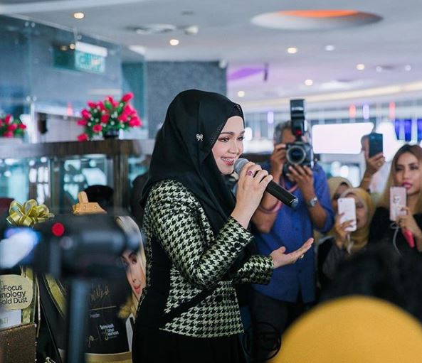 Siti sempat menyanyikan lagu Sesuci Lebaran untuk menghiburkan peminatnya.