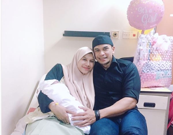 Memey selepas melahirkan anak ketiganya semalam.