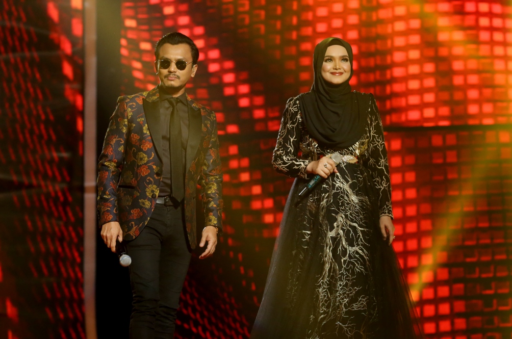 Persembahan pembukaan oleh juri tetap, Datuk Seri Siti Nurhaliza dan Faizal Tahir.