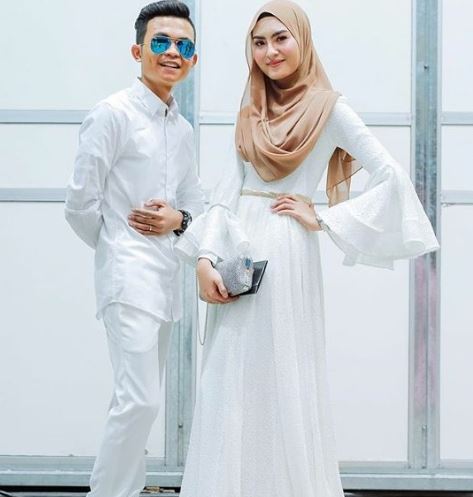 Instagram @tajulofficial Sering digosipkan dengan Wany Hasrita.