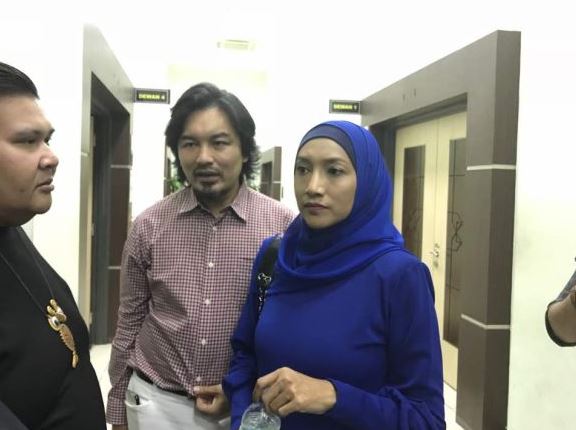 Ziana ditemani adiknya, Anuar Zain.