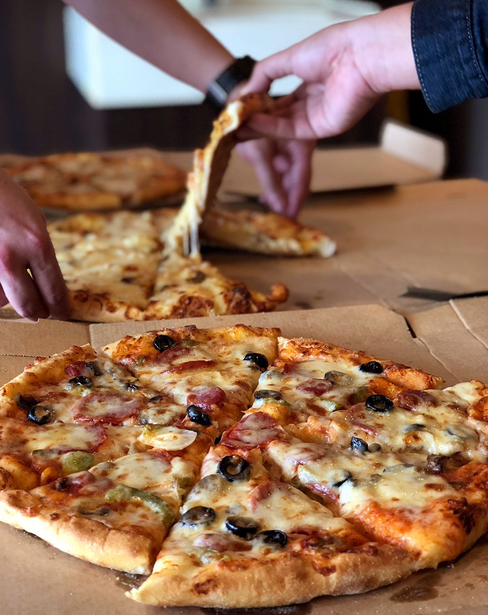 Invite your friends for a pizza party this weekend!
